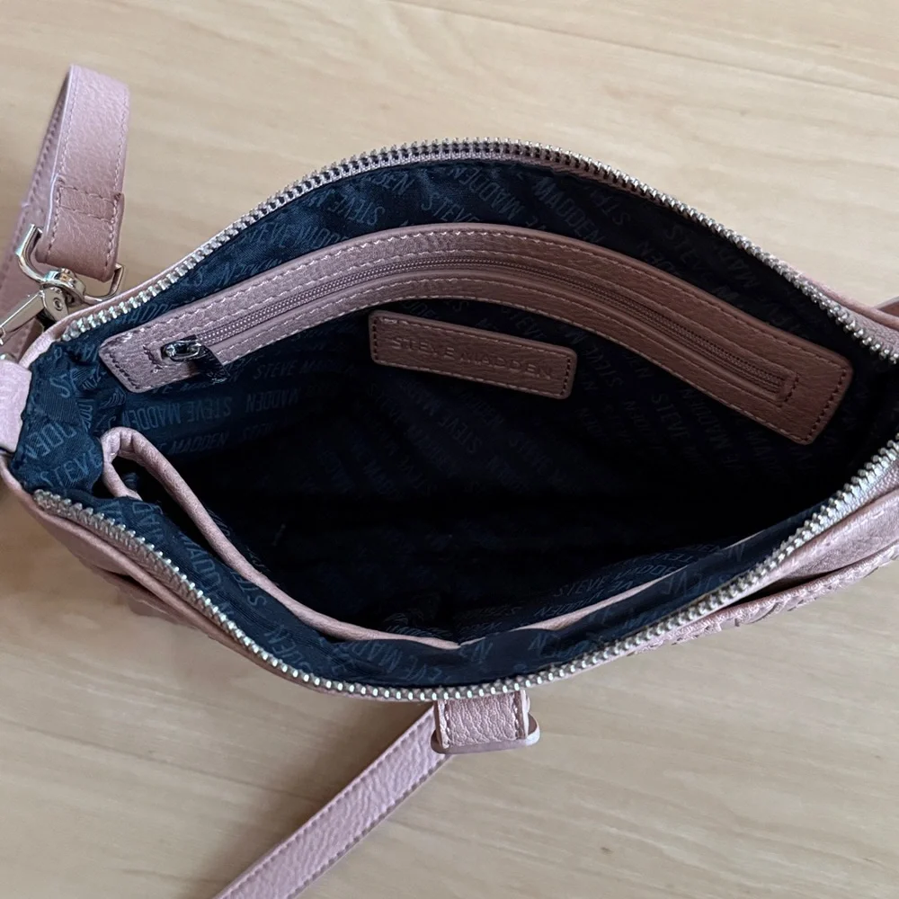 STEVE MADDEN SOFT PINK CROSSBODY PURSE ADJUSTABLE SHOULDER STRAP TOP ZIP CLOSURE